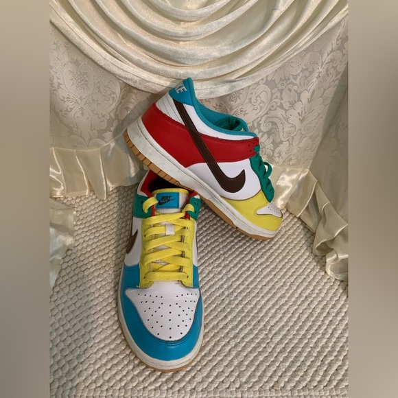 NIKE - Picture 2 of 8